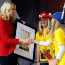 27. mai: Kronprinsesse Mette-Marit deler ut prisen til Årets Regnmaker - Evje Skole i Bærum - under Regnmakernes Vennergidag på Domkirkeodden i Hamar (Foto: Lise Åserud / Scanpix)